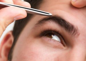Los hombres también se depilan las cejas!