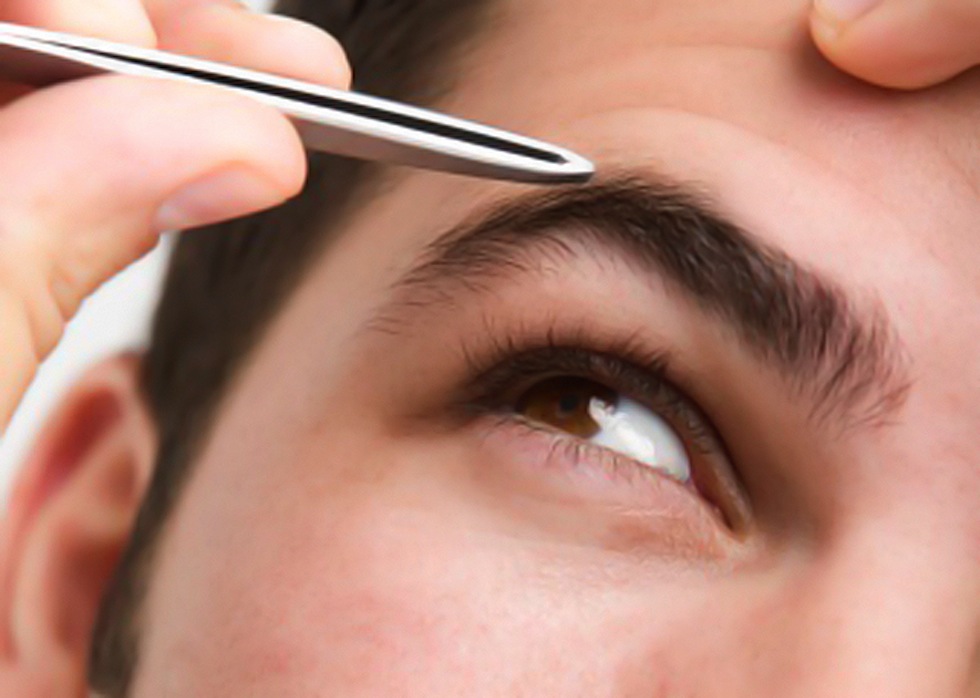 Los hombres también se depilan las cejas!