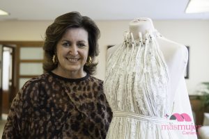 Marco y María confeccionan un vestido de novia a partir de un paracaídas