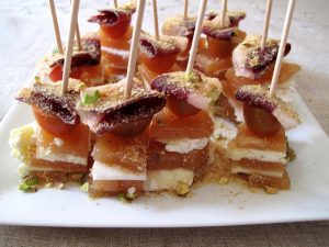Brochetas de jamón de pato, queso y dulce de membrillo