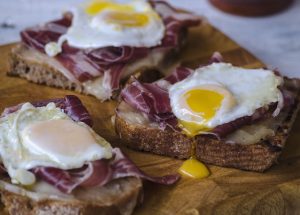 Tostas de huevo de codorniz, jamón ibérico y queso de La Serena