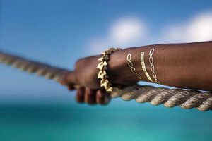 Tatuajes efímeros: el complemento de moda del verano