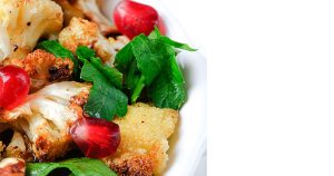 Ensalada de coliflor asada con granadas y avellanas