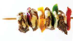 Pinchos de Ternera con Salsa Tzatziki
