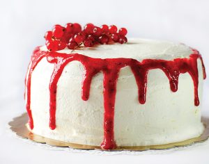 Deliciosa receta para elaborar un Drip Cake con grosellas y bizcocho