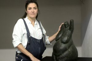 Mercedes Naranjo, la escultora de las manos violetas