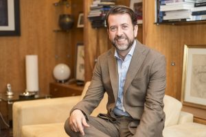 Carlos Alonso: «Dentro del mundo de la política hay mucho teatro»