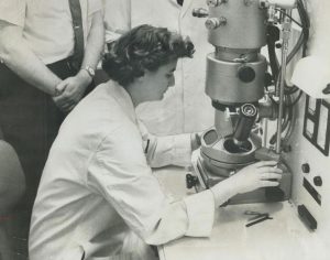 June Almeida, la mujer que obtuvo las primeras imágenes de un coronavirus humano en la historia