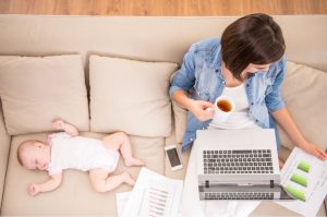 2.560 euros es el salario que deberían recibir las madres por el trabajo en la crianza de sus hijos