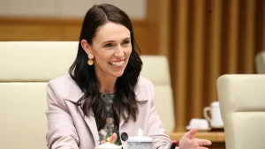 Dimite Jacinda Ardern, primera ministra de Nueva Zelanda