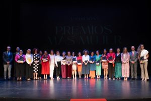 Lleno completo en la entrega de los galardones de la V edición de los Premios Más Mujer BPW Canarias en el Teatro Guimerá