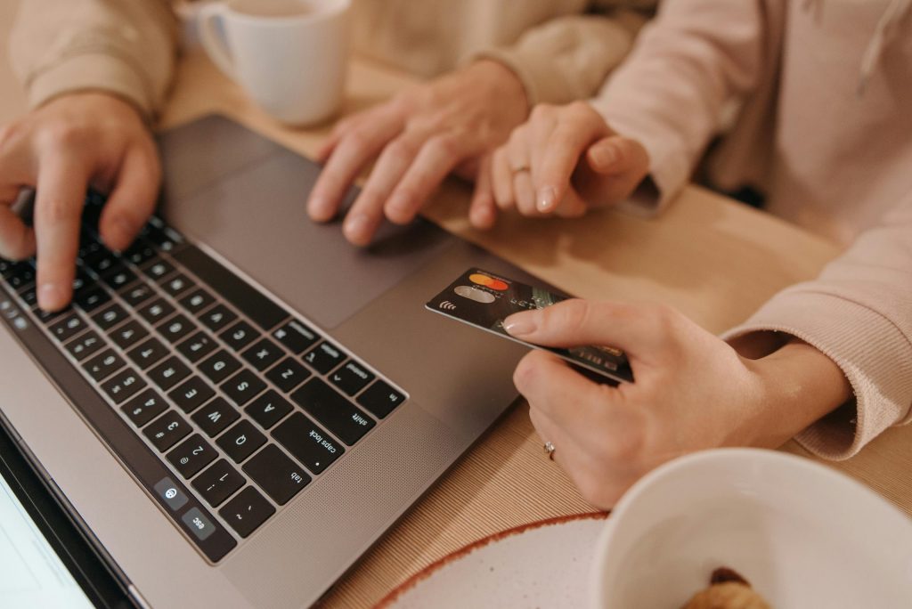 Cómo protegerte de las ciberestafas más comunes cuando compras online