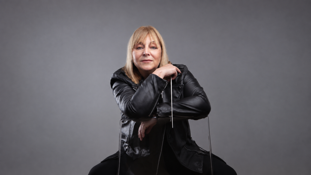 Isabel Costes, directora de orquesta, posa con una batuta