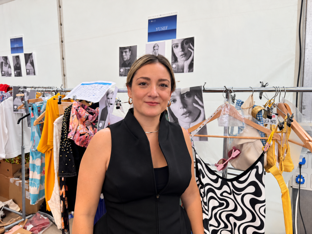Bea de la Rosa en el backstage de Tenerife Fashion Beach Costa Adeje