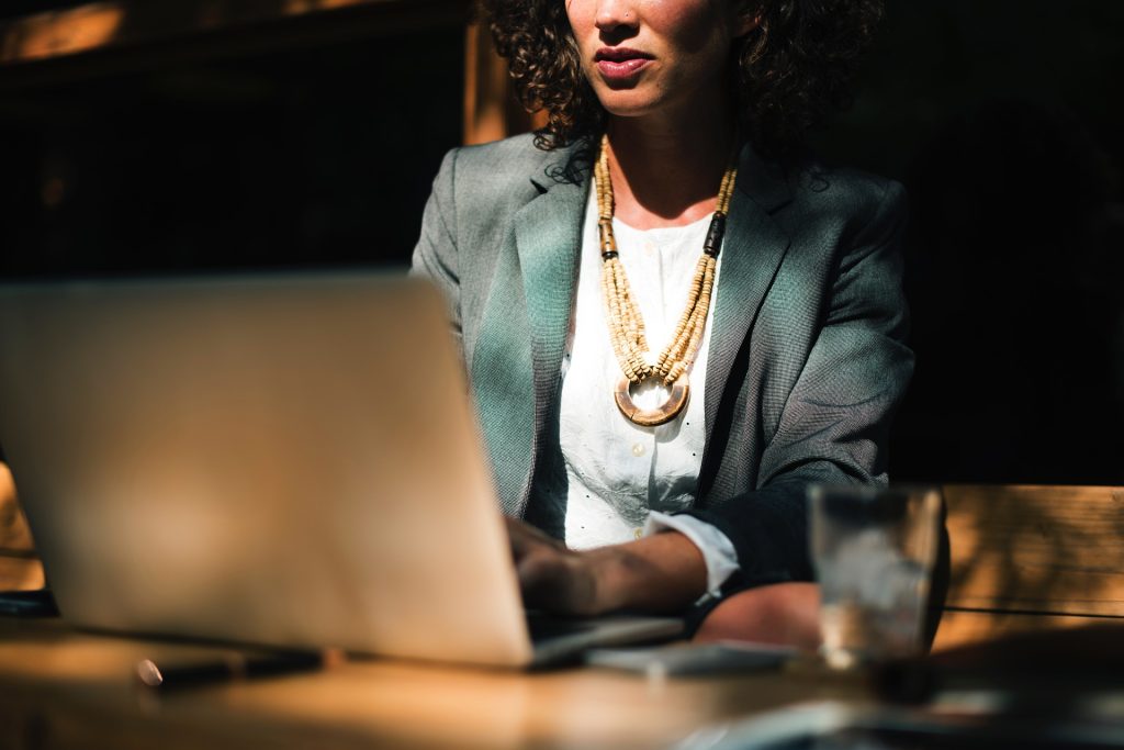 Mujer trabajando con inteligencia artificial en un entorno profesional.
