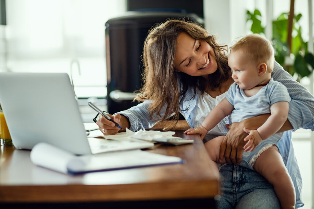 Ser madre todavía cuesta una carrera profesional